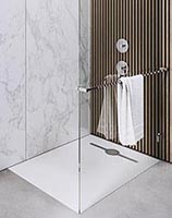 Biały brodzik prysznicowy Wiper Solid przykład instalacji walk-in